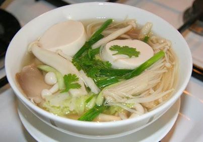 CANH ĐẬU HŨ NON NẤU NẤM KIM CHÂM